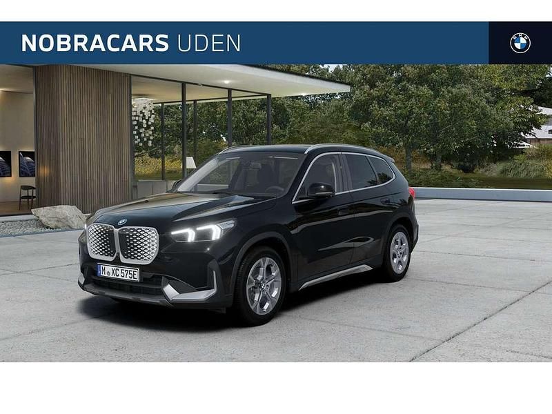 Zwart Nieuw 2025 BMW iX1 Comfort Edition SUV | € 45.754 - Afbeelding 1/4