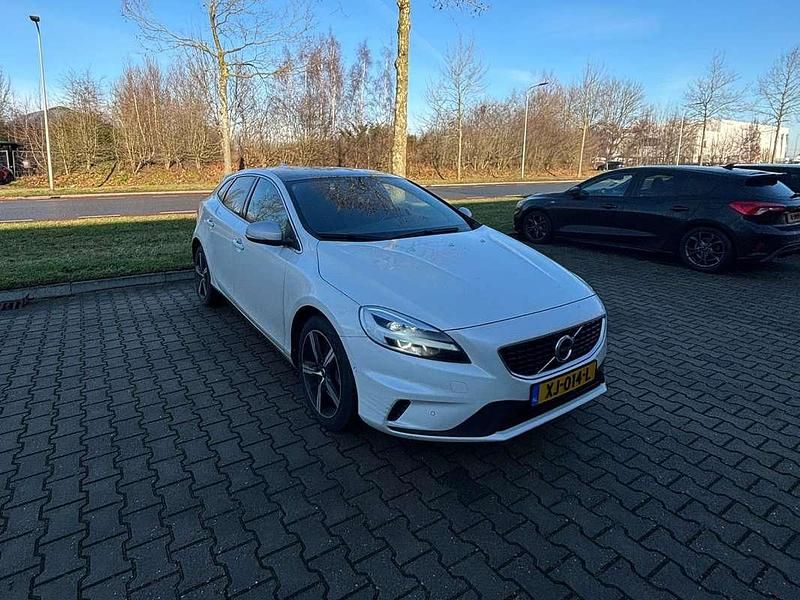 Wit Gebruikt 2019 Volvo V40 Stationwagen | € 19.000 (Goede deal) - Afbeelding 1/4