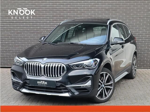 Zwart (metallic) Gebruikt 2020 BMW X1 Executive SUV | € 31.950 (Eerlijke prijs) - Afbeelding 1/4