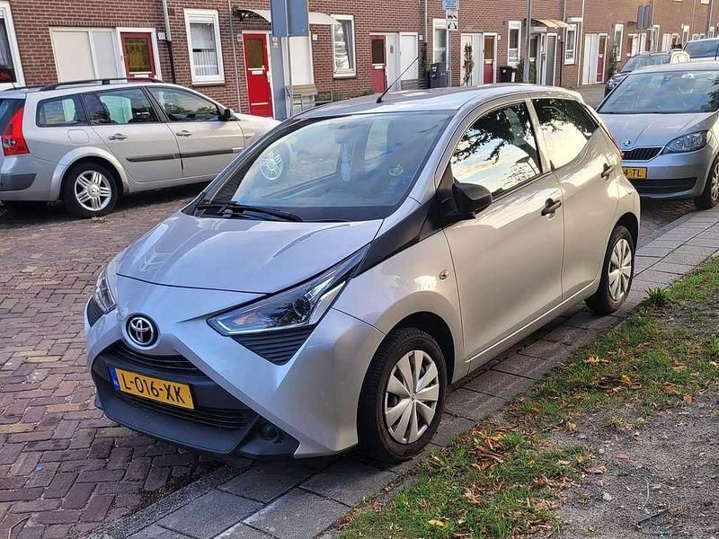 Zilver Gebruikt 2021 Toyota Aygo Hatchback | € 8.750 (Goede deal) - Afbeelding 1/4