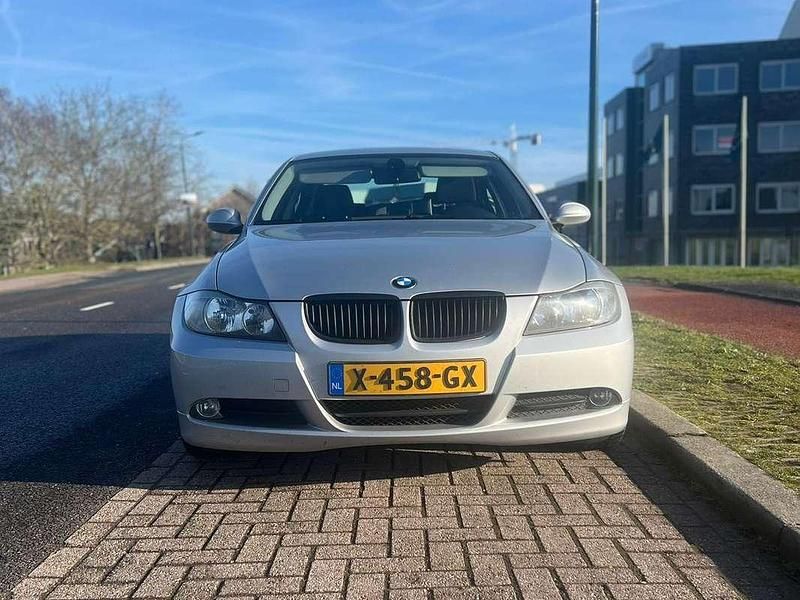 Zilver Occasion 2007 BMW 320 Sedan | € 5.000 (Eerlijke prijs) - Afbeelding 1/4