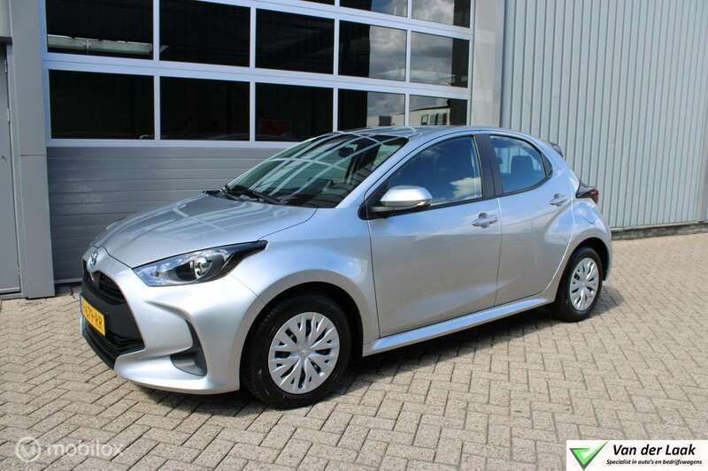 Grijs, metallic lak Gebruikt 2022 Toyota Yaris Hybrid Active Hatchback | € 19.450 (Goede deal) - Afbeelding 1/4