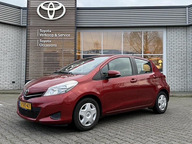 Rood Occasion 2014 Toyota Yaris Hatchback | € 8.440 (Goede deal) - Afbeelding 1/4