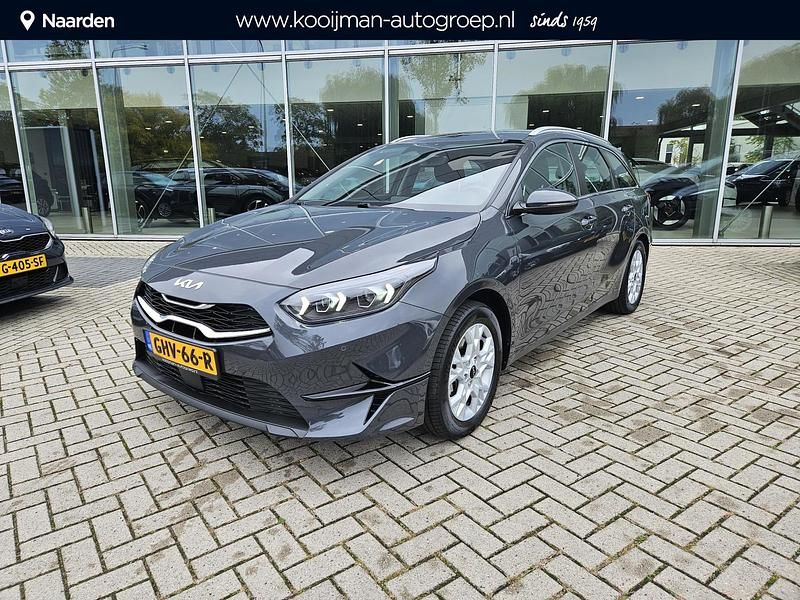 Grijs Gebruikt 2024 Kia Ceed Hatchback | € 28.399 (Iets duurder) - Afbeelding 1/4