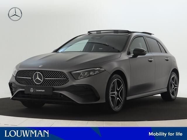 Grijs Nieuw 2025 Mercedes A250 AMG line Hatchback | € 51.008 (Duur) - Afbeelding 1/4