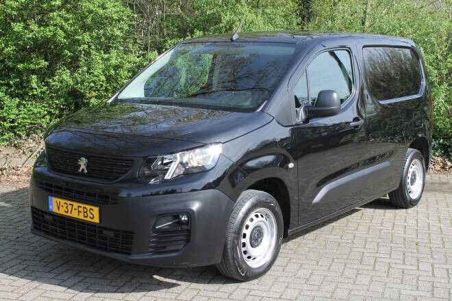 Zwart Gebruikt 2020 Peugeot Partner Premium MPV | € 15.850 (Duur) - Afbeelding 1/4