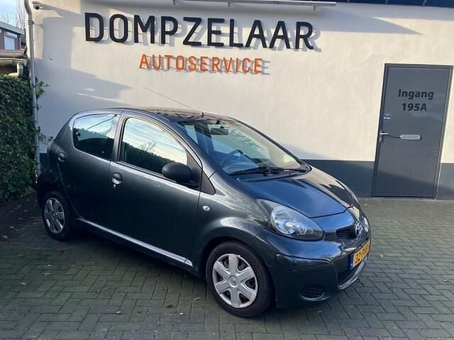 Grijs Gebruikt 2011 Toyota Aygo Cool Hatchback | € 2.950 (Eerlijke prijs) - Afbeelding 1/4