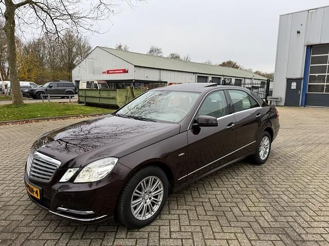 Bruin Gebruikt 2011 Mercedes E300 Elegance Sedan | € 7.450 - Afbeelding 1/4