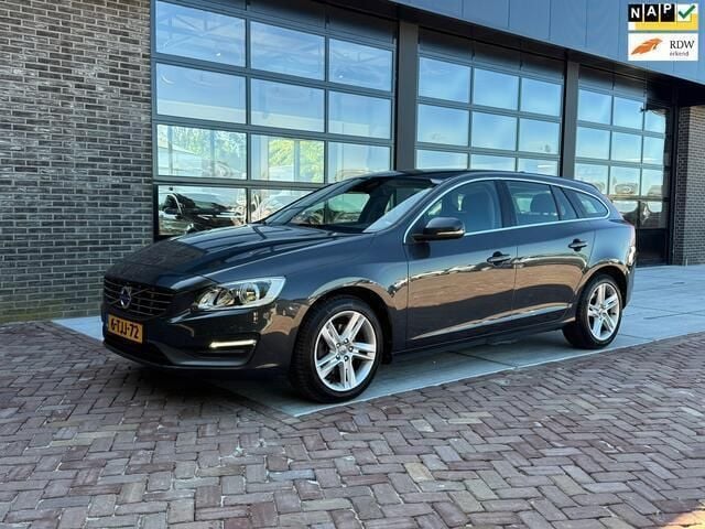 Grijs Gebruikt 2014 Volvo V60 Momentum Stationwagen | € 11.975 (Goede deal) - Afbeelding 1/4