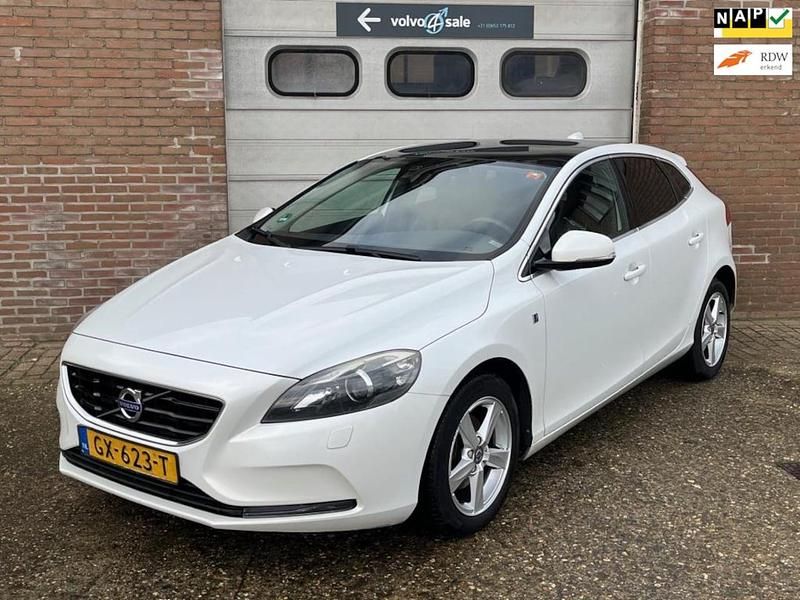 Wit (metallic) Gebruikt 2015 Volvo V40 Business Edition Hatchback | € 5.950 (Goede deal) - Afbeelding 1/4