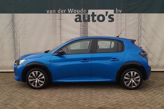 Blauw (metallic) Gebruikt 2023 Peugeot e-208 Active Hatchback | € 16.900 (Super prijs) - Afbeelding 1/4