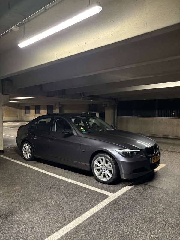Grijs Gebruikt 2007 BMW 320 Sedan | € 3.999 (Eerlijke prijs) - Afbeelding 1/3