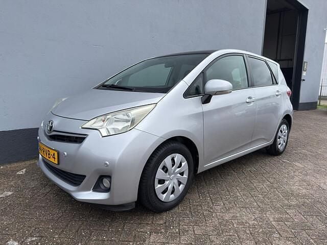 Grijs Gebruikt 2011 Toyota Verso-S MPV | € 7.750 (Eerlijke prijs) - Afbeelding 1/4