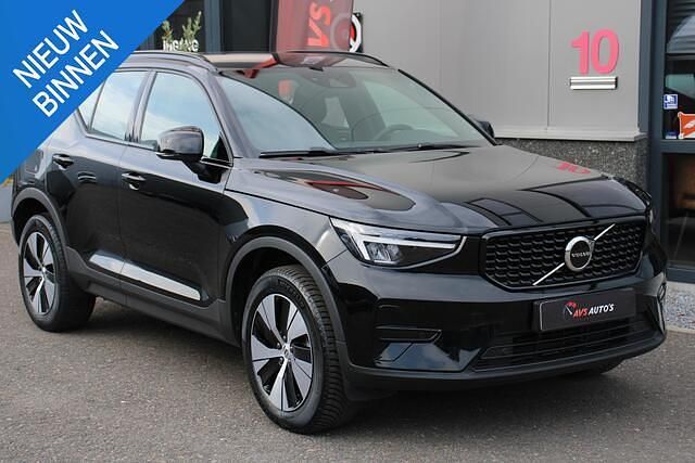 Zwart Gebruikt 2022 Volvo XC40 Plus SUV | € 34.740 (Eerlijke prijs) - Afbeelding 1/4