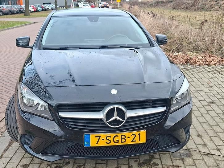 Zwart Occasion 2013 Mercedes CLA180 Sedan | € 13.000 (Super prijs) - Afbeelding 1/4
