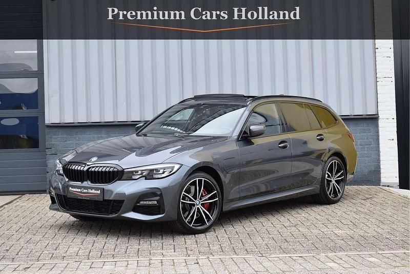 Grijs Gebruikt 2022 BMW 330e M Sport Stationwagen | € 37.950 (Goede deal) - Afbeelding 1/4