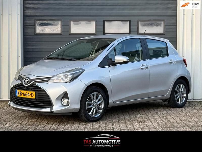 Grijs (metallic) Occasion 2015 Toyota Yaris Hatchback | € 8.750 (Goede deal) - Afbeelding 1/4