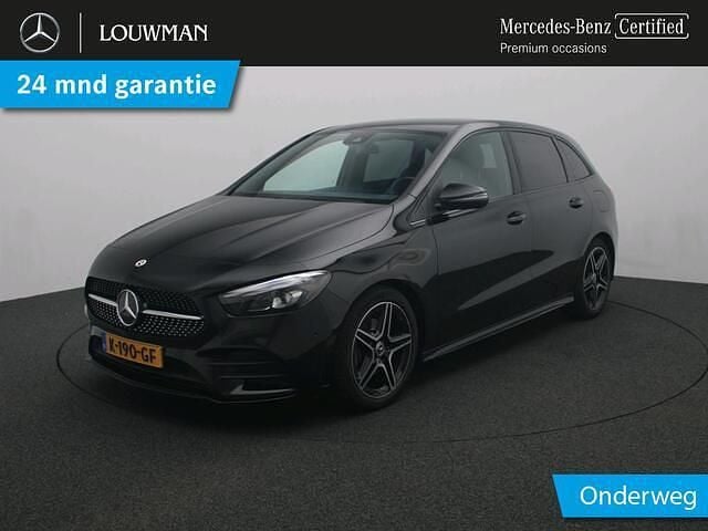 Donker kosmoszwart metaalkleur metallic Gebruikt 2020 Mercedes B160 AMG MPV | € 26.950 - Afbeelding 1/4