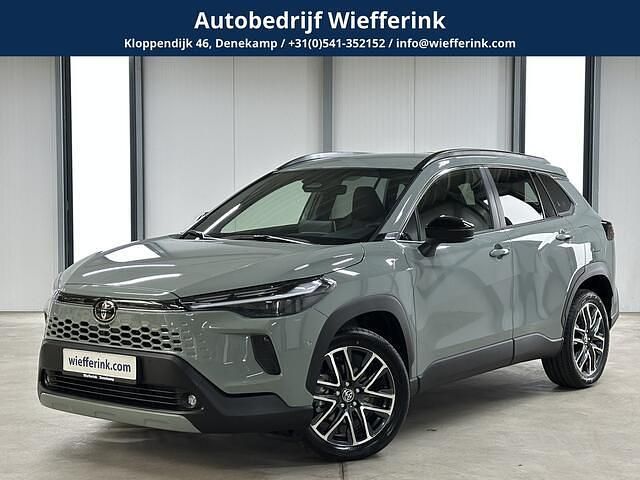 Groen Nieuw 2025 Toyota Corolla Cross Executive SUV | € 46.950 - Afbeelding 1/4