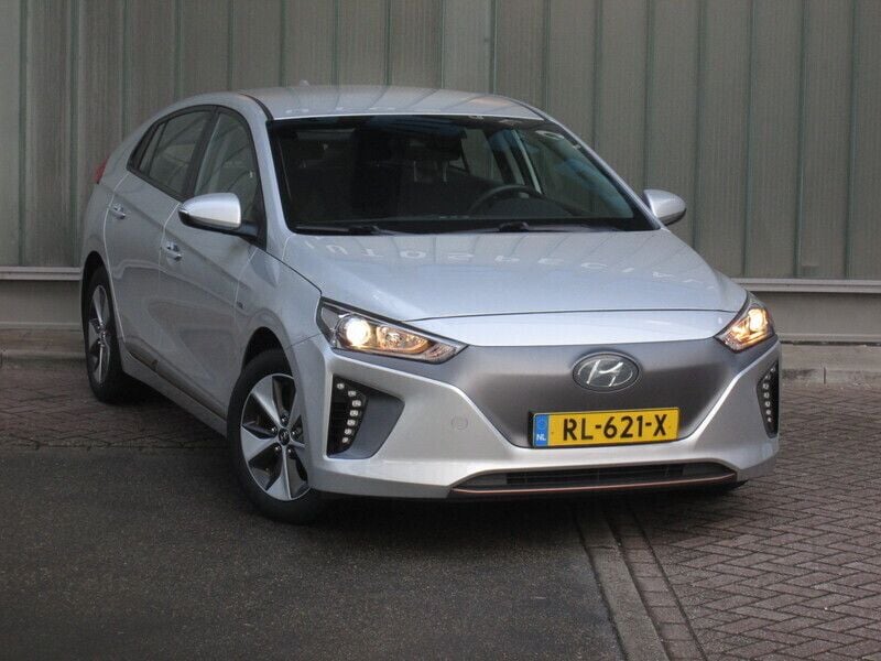 Grijs, metallic lak Gebruikt 2018 Hyundai Ioniq Comfort Sedan | € 14.950 (Iets duurder) - Afbeelding 1/4