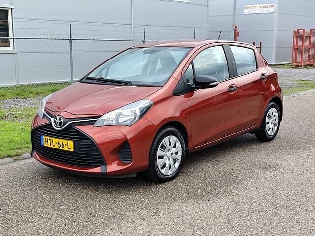 Rood Gebruikt 2015 Toyota Yaris Comfort Hatchback | € 7.450 (Goede deal) - Afbeelding 1/4