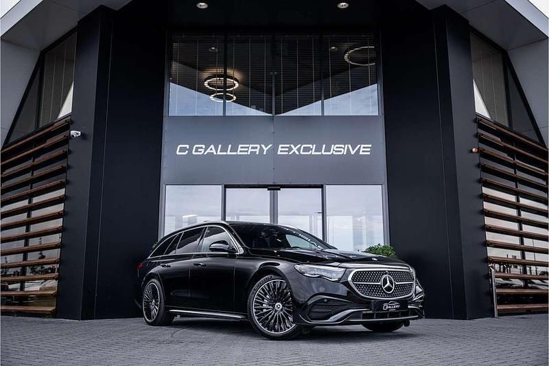 Zwart Gebruikt 2024 Mercedes E300 AMG line Stationwagen | € 68.750 - Afbeelding 1/4
