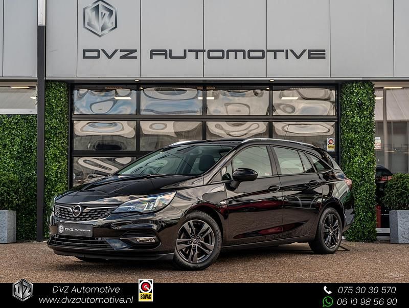 Zwart Gebruikt 2020 Opel Astra Edition Stationwagen | € 14.950 (Eerlijke prijs) - Afbeelding 1/4