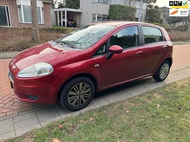Rood Occasion 2008 Fiat Grande Punto Hatchback | € 999 (Goede deal) - Afbeelding 1/4