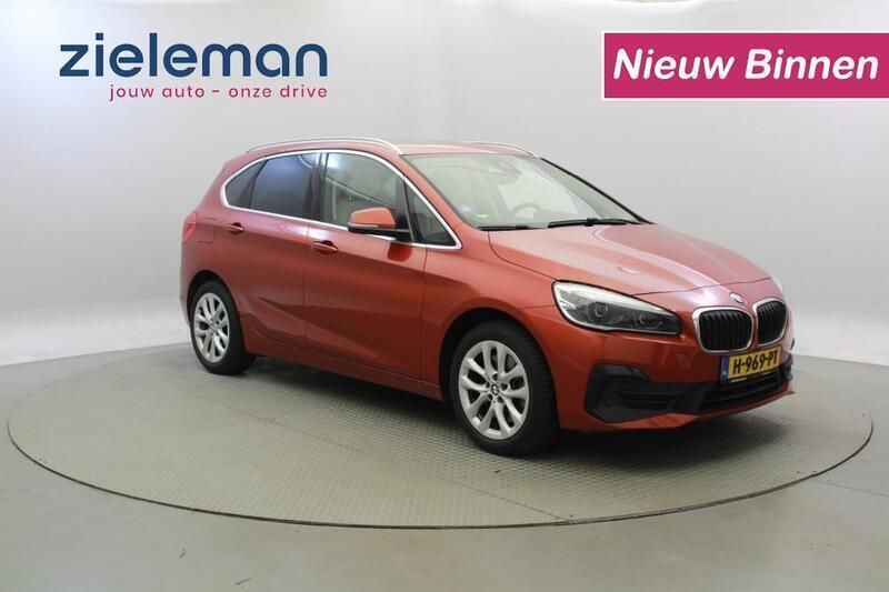 Oranje Gebruikt 2020 BMW 225 Active Tourer Executive MPV | € 18.845 (Eerlijke prijs) - Afbeelding 1/4