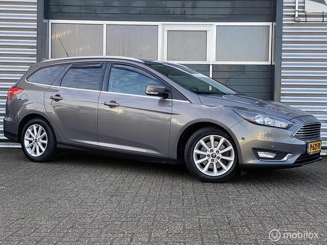 Bruin (metallic) Occasion 2015 Ford Focus Titanium Stationwagen | € 8.999 (Goede deal) - Afbeelding 1/4