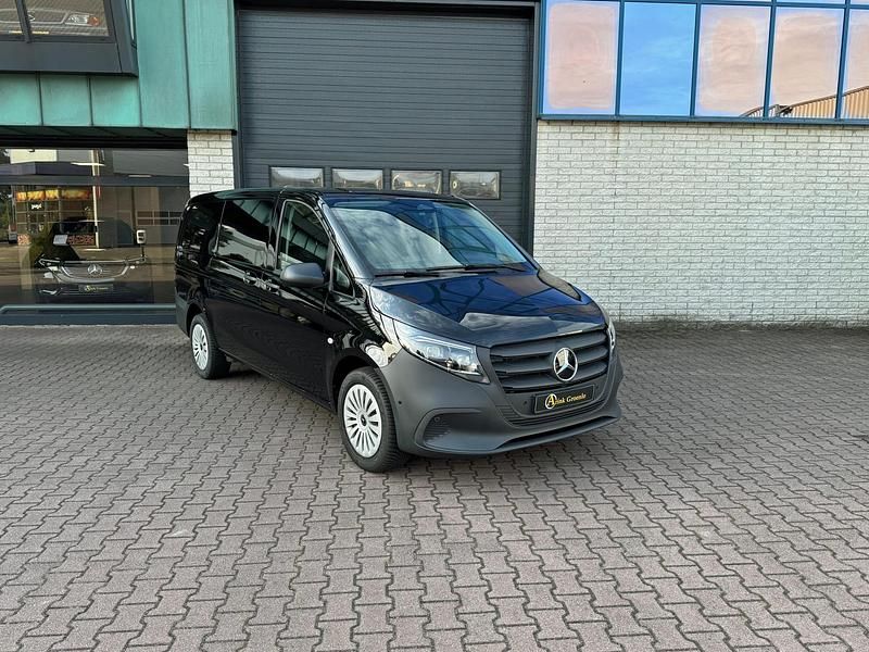 Zwart Gebruikt 2024 Mercedes Vito MPV | € 44.500 - Afbeelding 1/4