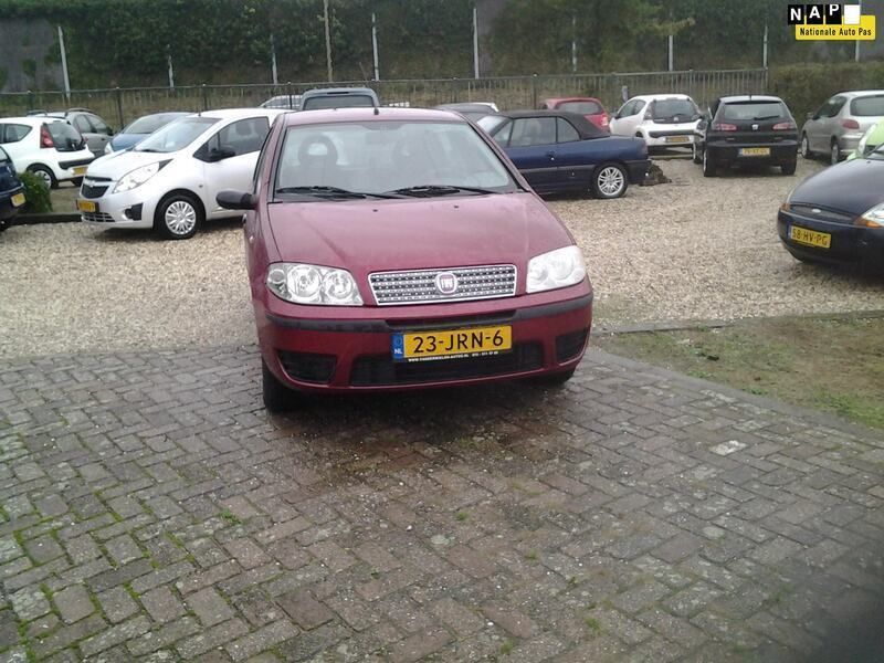 Rood Occasion 2009 Fiat Punto Active Hatchback | € 3.150 (Iets duurder) - Afbeelding 1/4