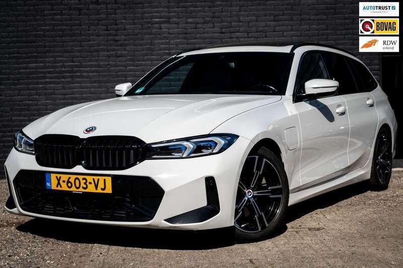 Wit Gebruikt 2022 BMW 330e M Sport Stationwagen | € 41.950 (Iets duurder) - Afbeelding 1/4