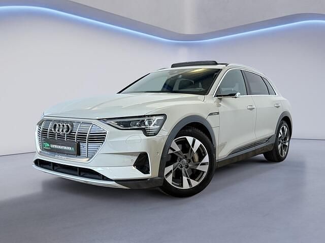 Beige Gebruikt 2019 Audi e-tron Advanced Plus SUV | € 34.944 (Iets duurder) - Afbeelding 1/4