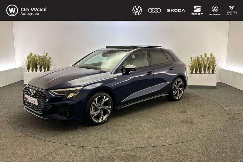 Blauw, metallic lak Gebruikt 2023 Audi A3 Sportback e-tron Design Sedan | € 38.800 (Eerlijke prijs) - Afbeelding 1/3