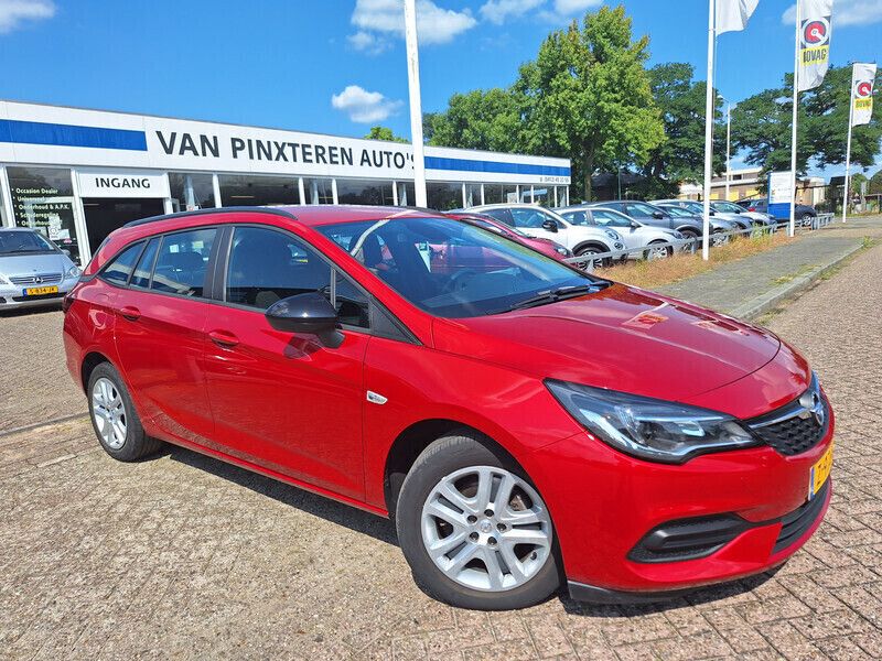 Rood Gebruikt 2022 Opel Astra Business Edition Stationwagen | € 15.645 (Super prijs) - Afbeelding 1/4