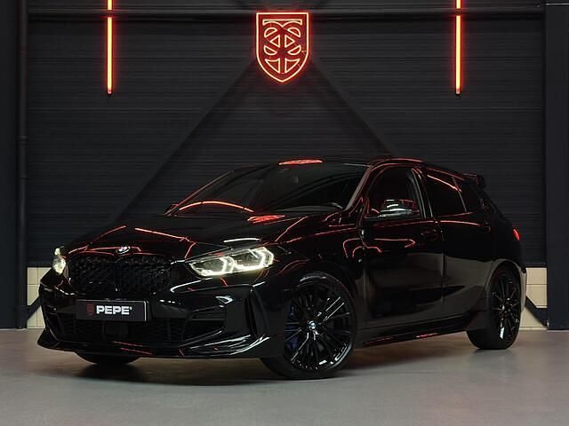 Zwart (metallic) Gebruikt 2022 BMW 120 M Sport Hatchback | € 30.940 (Goede deal) - Afbeelding 1/4