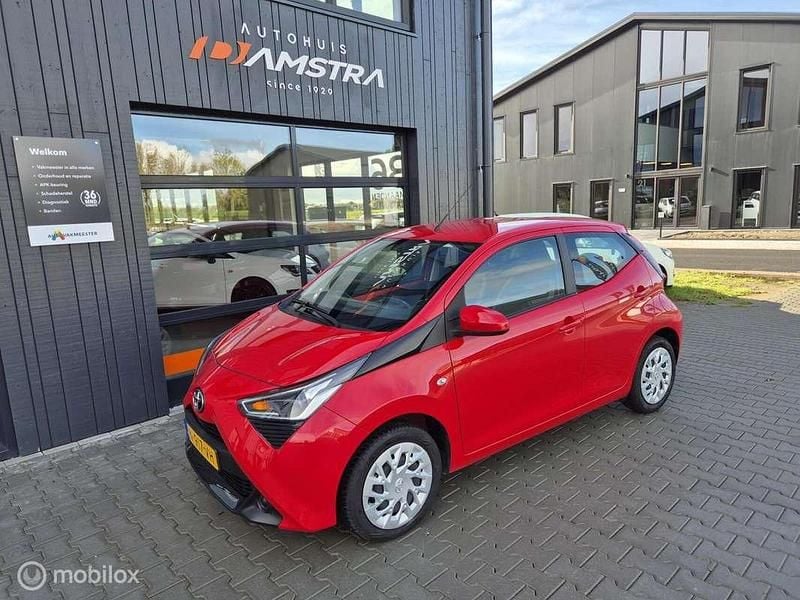 Rood Gebruikt 2022 Toyota Aygo Hatchback | € 13.950 (Super prijs) - Afbeelding 1/4