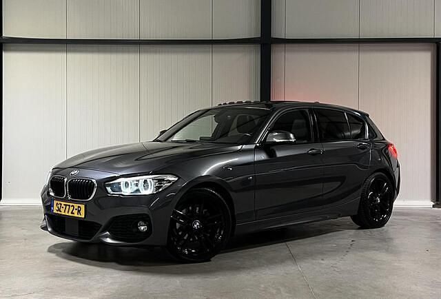 Grijs Gebruikt 2018 BMW 118 Executive Hatchback | € 17.800 (Eerlijke prijs) - Afbeelding 1/4