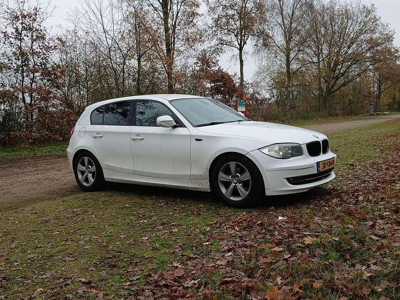 Wit Occasion 2011 BMW 116 Executive Hatchback | € 5.000 (Goede deal) - Afbeelding 1/4
