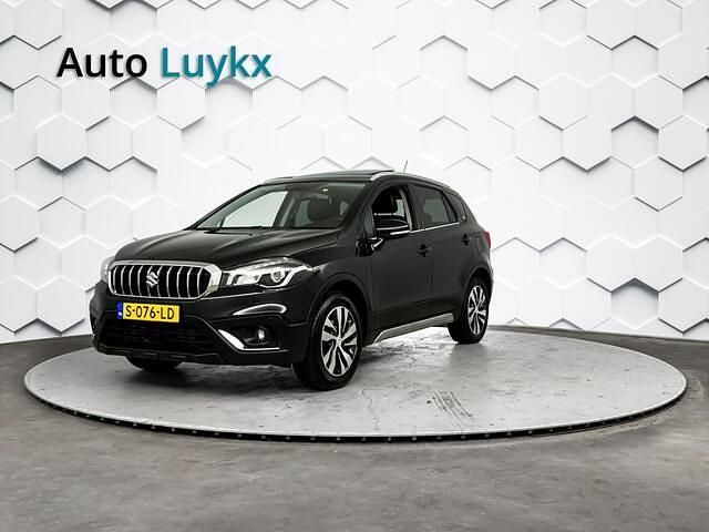 Zwart (metallic) Occasion 2021 Suzuki SX4 S-Cross Style SUV | € 20.940 (Eerlijke prijs) - Afbeelding 1/4