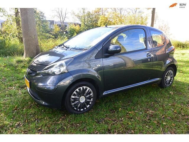 Grijs Gebruikt 2006 Toyota Aygo Hatchback | € 1.099 (Eerlijke prijs) - Afbeelding 1/4