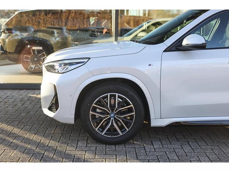 Occasion BMW iX1 Shadowline 225 kW (306 PK) 2024 Mineralweiss (licht wit metallic) SUV