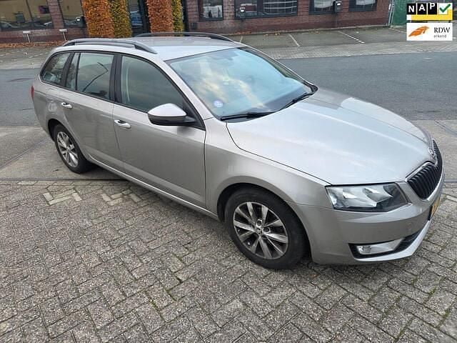 Beige Gebruikt 2013 Skoda Octavia Ambition Stationwagen | € 2.650 (Super prijs) - Afbeelding 1/4