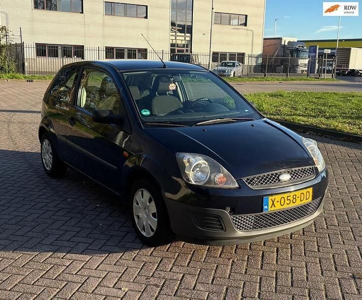 Blauw (metallic) Gebruikt 2006 Ford Fiesta Style Hatchback | € 2.299 (Eerlijke prijs) - Afbeelding 1/4