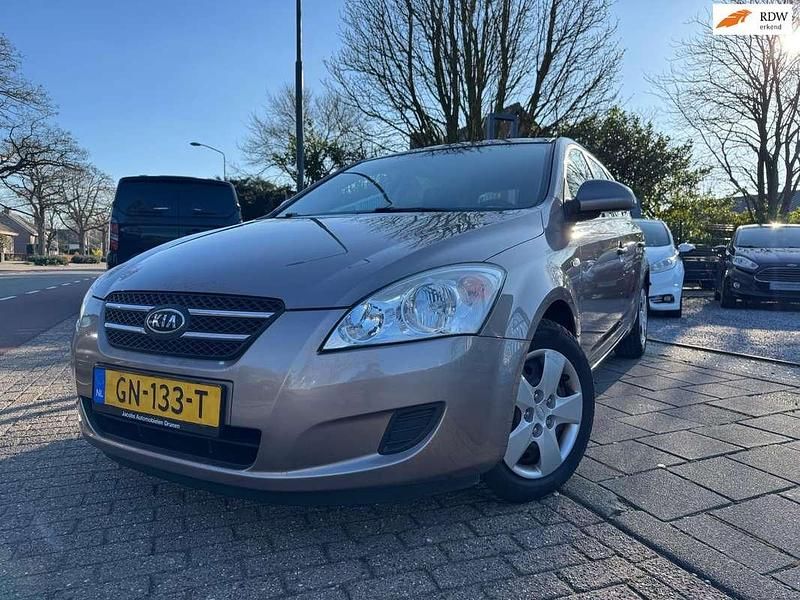 Occasion Kia Ceed 109 PK (80 kW) 2009 Geel (metallic) Hatchback