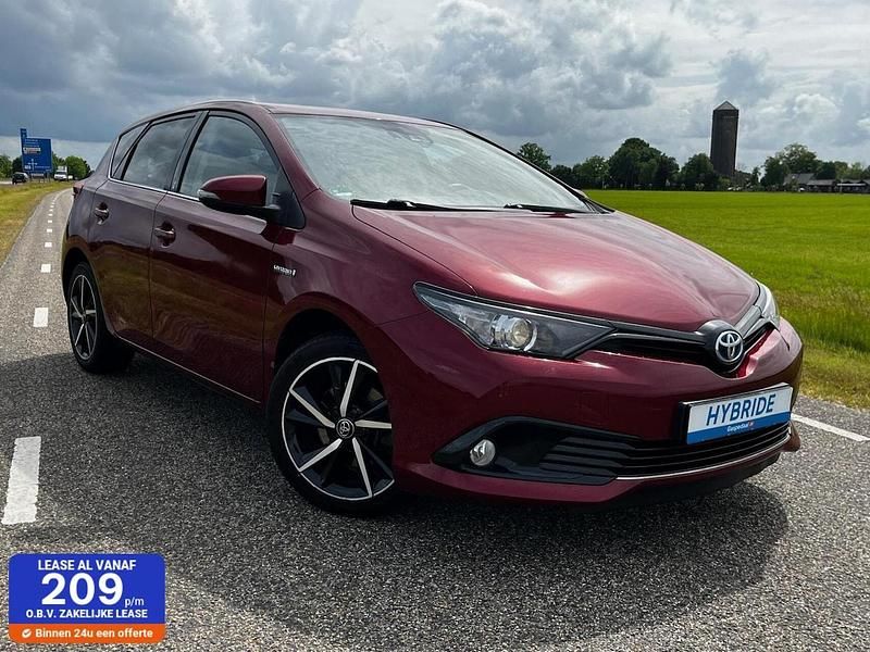 Rood (metallic) Gebruikt 2018 Toyota Auris Hybrid Hatchback | € 12.940 (Eerlijke prijs) - Afbeelding 1/4