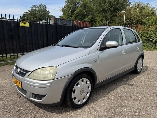 Grijs Gebruikt 2005 Opel Corsa Comfort Hatchback | € 950 (Goede deal) - Afbeelding 1/4