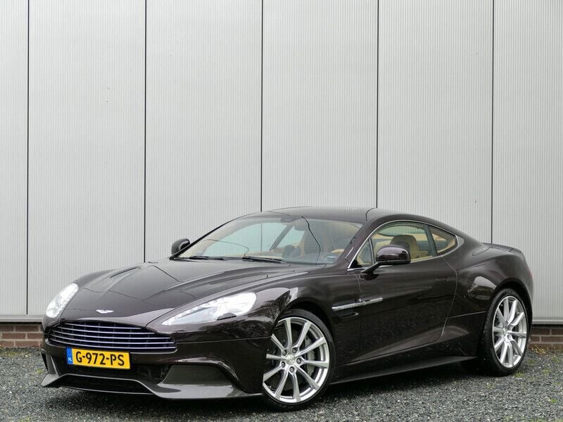 Rood, metallic lak Gebruikt 2013 Aston Martin Vanquish Coupé | € 139.999 - Afbeelding 1/4