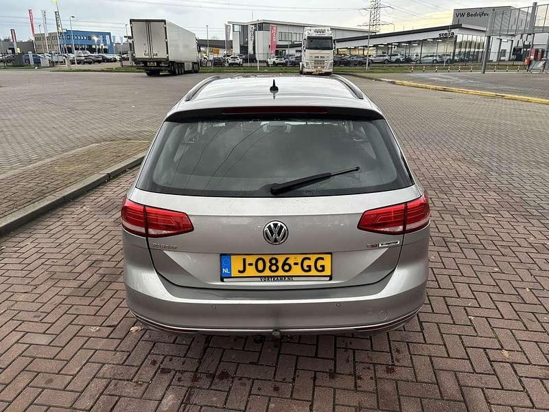 Grijs Occasion 2017 VW Passat R Stationwagen | € 8.999 (Eerlijke prijs) - Afbeelding 1/4